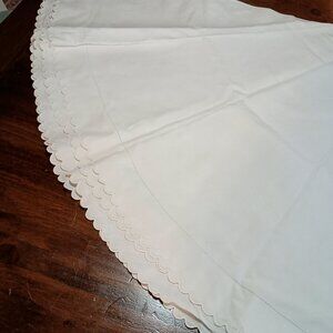 Round table cloth scalloped edge 70" diameter